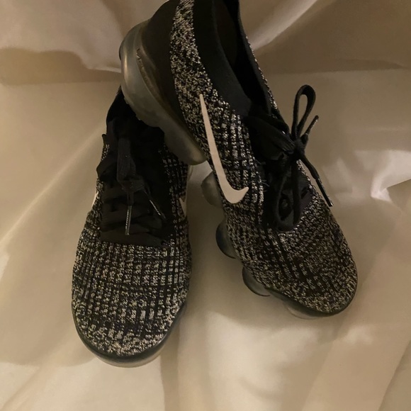 Size 8.5 - Nike Air VaporMax Flyknit 3 Oreo - Picture 3 of 7